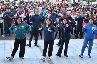 嘉義市元旦升旗連3場  黃敏惠率全場跳火雞舞健康迎新年