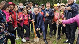 美化公園環境 基隆議長童子瑋種樹祈願