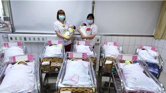 桃園各醫院喜迎元旦寶寶 還有父女同天生日