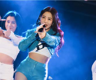 郭書瑤在台灣地理「C位」跨年！小蠻腰、屁股蛋全露了