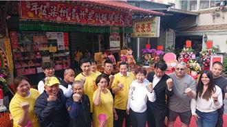 老餅舖創業150年逢「台南400」 當街送招牌椪餅遊客排長龍