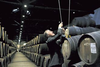 度假別墅打酒莊牌