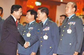 扁侍衛長余連發 首件工作鋸桌腳