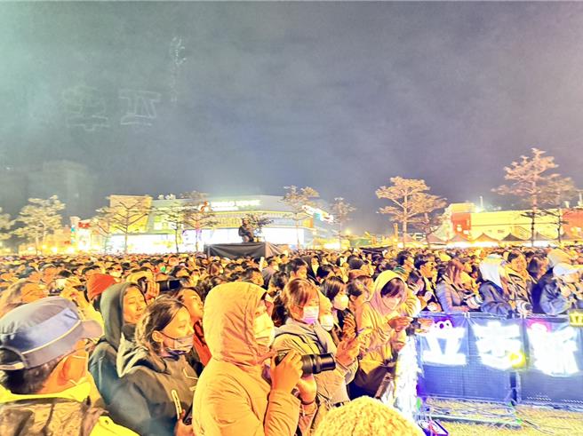 大新竹跨年公益演唱會在竹市大湳雅公園登場，但由於風勢實在太過強勁傳出意外。（民眾提供）