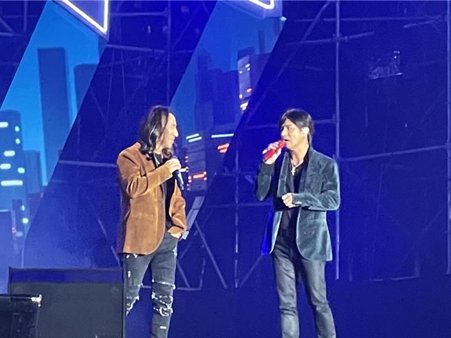 桃园跨年晚会，多组艺人轮番上台献唱。(吕筱蝉摄)