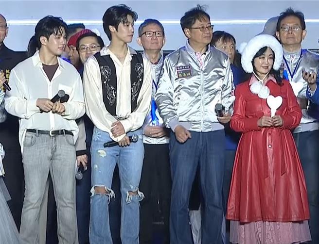 桃园市长张善政与夫人张琦雅一起在晚会现场陪同民眾跨年。(吕筱蝉摄)