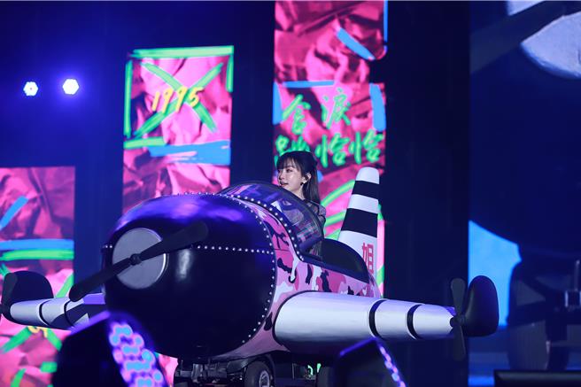 謝金燕高雄跨年開著小飛機亮相。（民視提供）