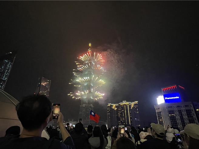 2024台北跨年晚會逾17萬人入場，台北市長蔣萬安登上主舞台，陪同民眾倒數迎接新年。（蔡佩珈攝）