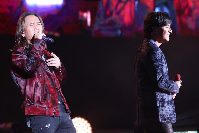 顏志琳、尤秋兴飙唱多首经典歌。（陈俊吉摄）