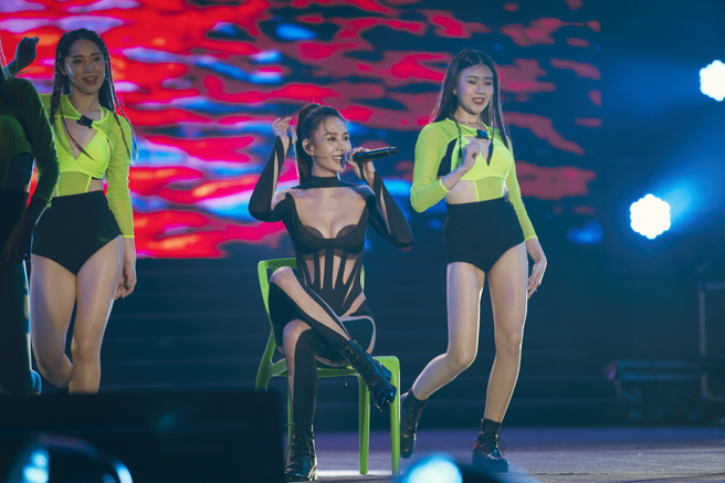 安心亚跨年演出尺度火辣性感。（百鸿扬娱乐提供）