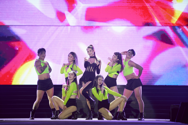 安心亚新竹跨年演出又美又性感。（百鸿扬娱乐提供）