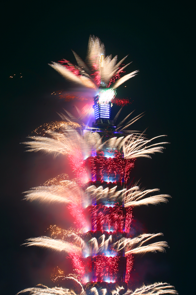 萬眾期待的「台北 101」 煙火秀在跨入2024年之始，以「彩色世界 COLORFUL WORLD」為題，集結台灣煙火、日本彩色煙火，打造總長300秒的精采表演，在燦爛煙火中一起迎接新年。（鄧博仁攝）