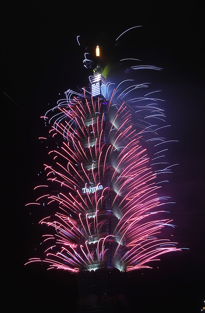 台北101大樓在1日零點2024年來到的一刻，施放以「彩色世界COLORFUL WORLD」 為主題的燦爛煙火迎接新年到來，除了台灣的優質煙火，並首次採用日本彩色煙火，象徵著台灣文明是一個多采多姿的彩色世界，人類迎向充滿繽紛希望彩色的美好未來。（鄧博仁攝）