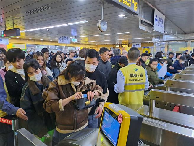 12月31日台北捷运全线总运量约203.5万人次，台北市政府周边运量则达运量25.9万人次。（刘彦宜摄）
