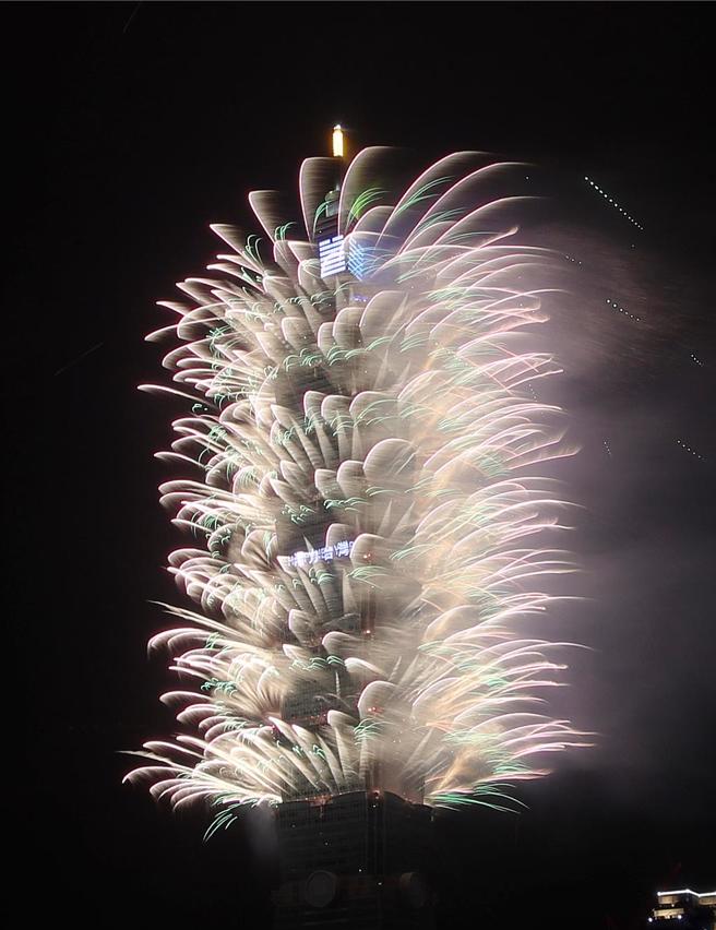 備受矚目的台北101首度使用日本彩色煙火，施放總長300秒、約1萬6000發煙火。（劉宗龍攝）