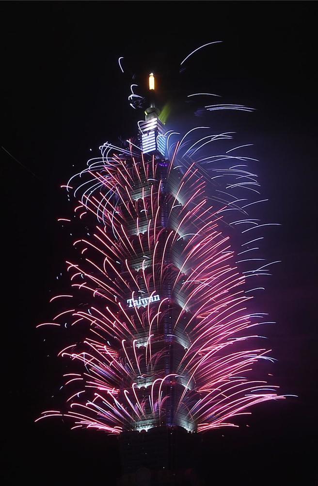 備受矚目的台北101首度使用日本彩色煙火，施放總長300秒、約1萬6000發煙火。（劉宗龍攝）