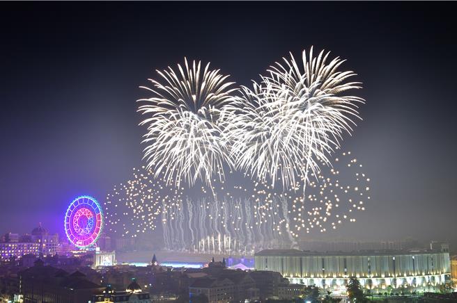 「2024紫耀义大 义享欢乐 大型艺术烟火秀」在2024年的第一刻，施放999秒全台秒数最长的跨年烟火，吸引6万人到场欣赏。（义大世界提供／林雅惠高雄传真）