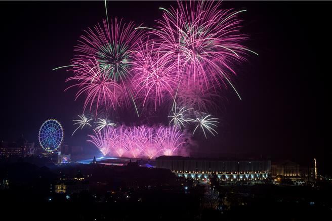 「2024紫耀义大 义享欢乐 大型艺术烟火秀」在2024年的第一刻，施放999秒全台秒数最长的跨年烟火，吸引6万人到场欣赏。（义大世界提供／林雅惠高雄传真）