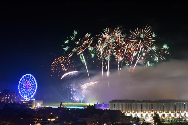 「2024紫耀义大 义享欢乐 大型艺术烟火秀」在2024年的第一刻，施放999秒全台秒数最长的跨年烟火，吸引6万人到场欣赏。（义大世界提供／林雅惠高雄传真）