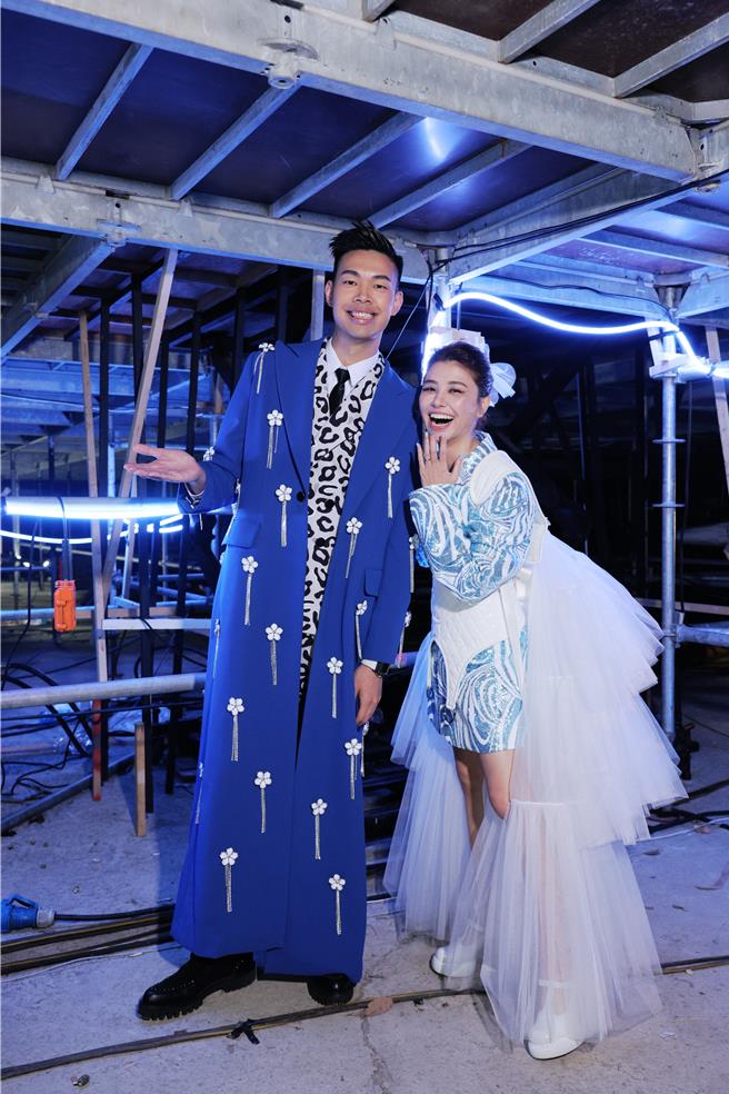 陳大天（左）、宇珊（右）搭檔主持桃園跨年。（經紀人提供）