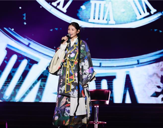 李千娜挺孕肚跨年晚会开唱。（中视提供）