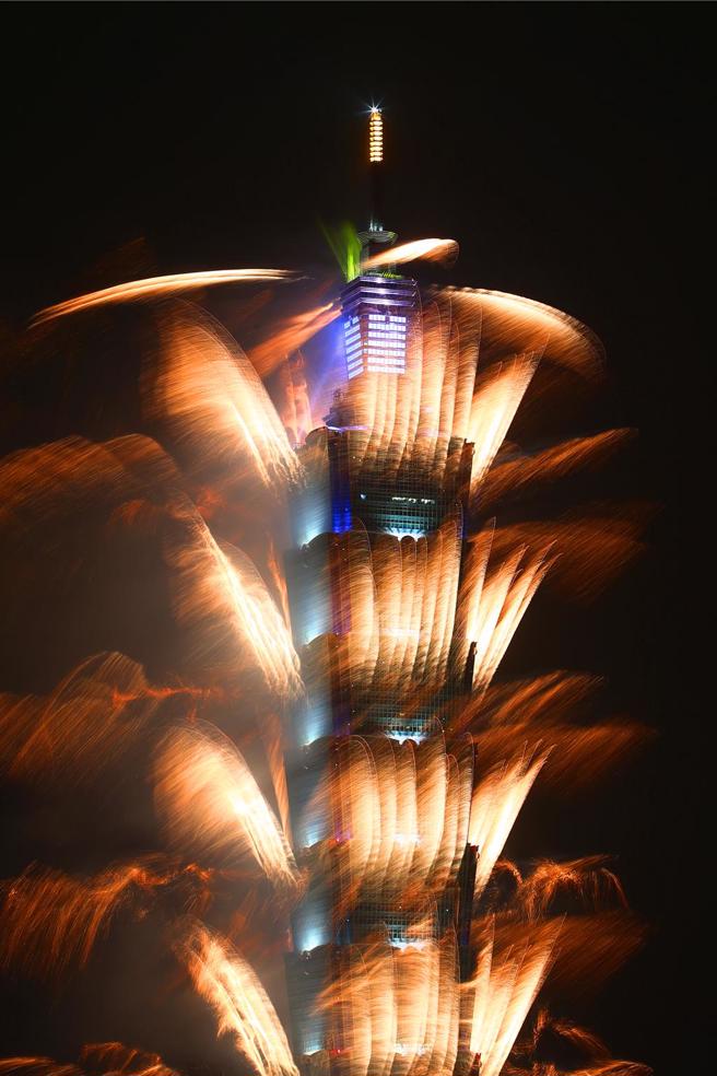 萬眾期待的「台北 101」 煙火秀在跨入2024年之始，以「彩色世界 COLORFUL WORLD」為題，集結台灣煙火、日本彩色煙火，打造總長300秒的精采表演，在燦爛煙火中一起迎接新年。（鄧博仁攝）