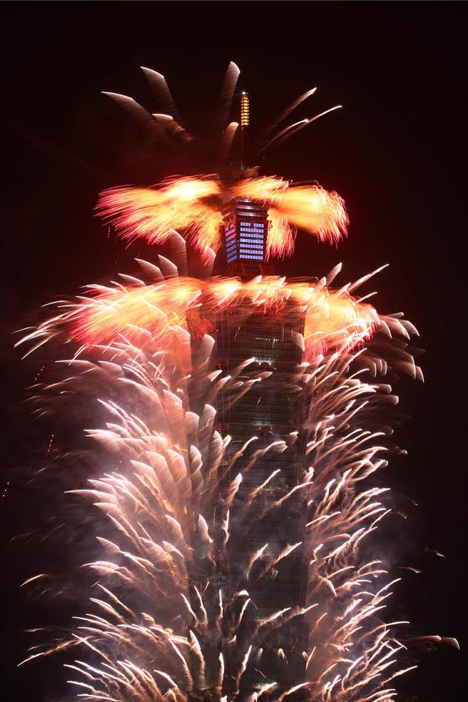 萬眾期待的「台北 101」 煙火秀在跨入2024年之始，以「彩色世界 COLORFUL WORLD」為題，集結台灣煙火、日本彩色煙火，打造總長300秒的精采表演，在燦爛煙火中一起迎接新年。（鄧博仁攝）