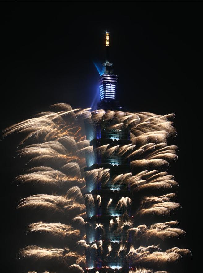 萬眾期待的「台北 101」 煙火秀在跨入2024年之始，以「彩色世界 COLORFUL WORLD」為題，集結台灣煙火、日本彩色煙火，打造總長300秒的精采表演，在燦爛煙火中一起迎接新年。（鄧博仁攝）