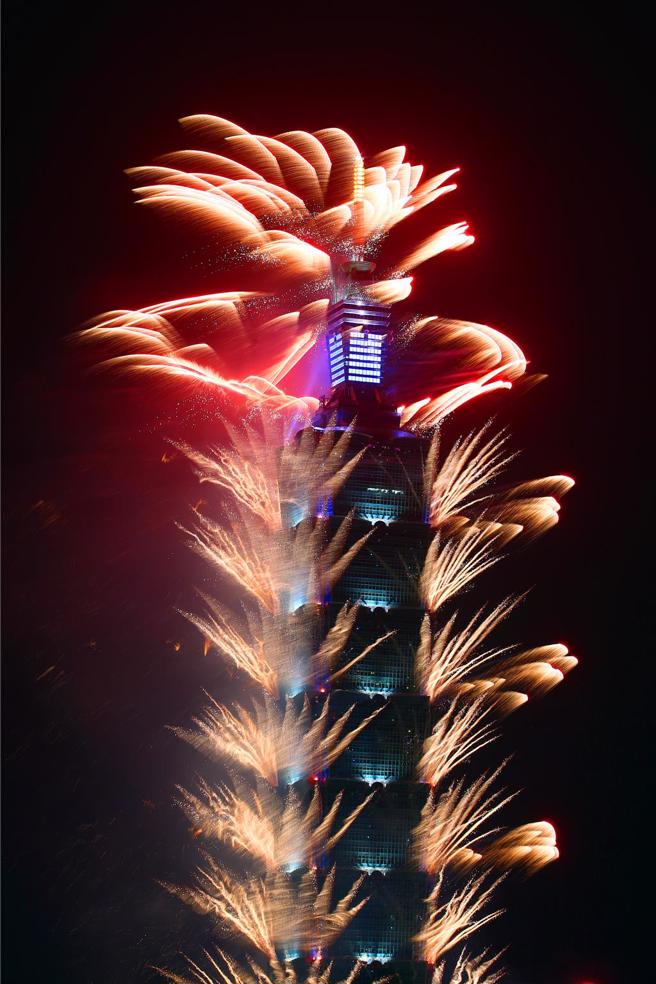 萬眾期待的「台北 101」 煙火秀在跨入2024年之始，以「彩色世界 COLORFUL WORLD」為題，集結台灣煙火、日本彩色煙火，打造總長300秒的精采表演，在燦爛煙火中一起迎接新年。（鄧博仁攝）