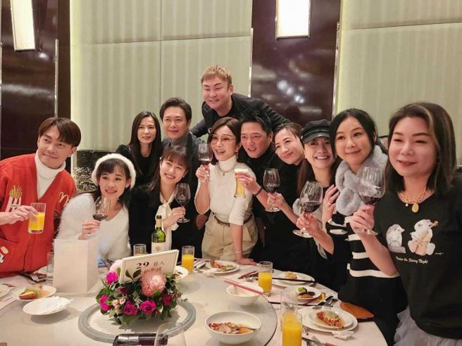 陈熙锋的婚礼，陈美凤（前排左四）、王灿（后排左二）、长髮女子（前排左二）都是座上宾。（图／取自陈美凤脸书）