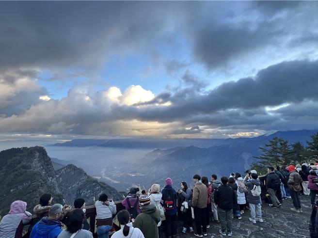 因云层太厚、太低，玉山完全被遮住，日出从玉山群峰跳出来的经典画面并未出现。（嘉义县政府提供∕吕妍庭嘉义传真）