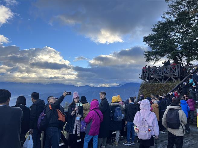 因云层太厚、太低，玉山完全被遮住，日出从玉山群峰跳出来的经典画面并未出现。（嘉义县政府提供∕吕妍庭嘉义传真）