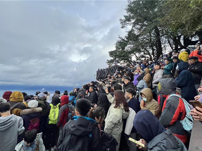 除眾多民眾聚集在祝山观日平台边欣赏表演、边等待日出，对高岳、小笠原山、及周边景点都涌入满满人潮。（嘉义县政府提供∕吕妍庭嘉义传真）