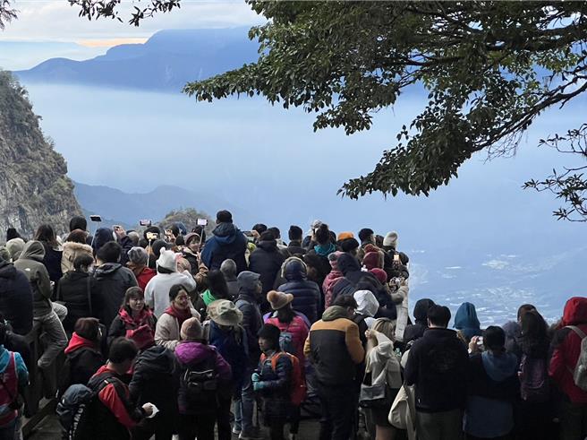 除眾多民眾聚集在祝山观日平台边欣赏表演、边等待日出，对高岳、小笠原山、及周边景点都涌入满满人潮。（嘉义县政府提供∕吕妍庭嘉义传真）