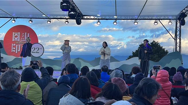 今年舞台以阿里山的云海山景为背景，让民眾可以直接看到日出情况。（嘉义县政府提供∕吕妍庭嘉义传真）