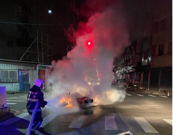 高雄一輛轎車疑似闖紅燈，重機挨撞後燒剩骨架，騎士噴飛送醫。(戴志揚翻攝)