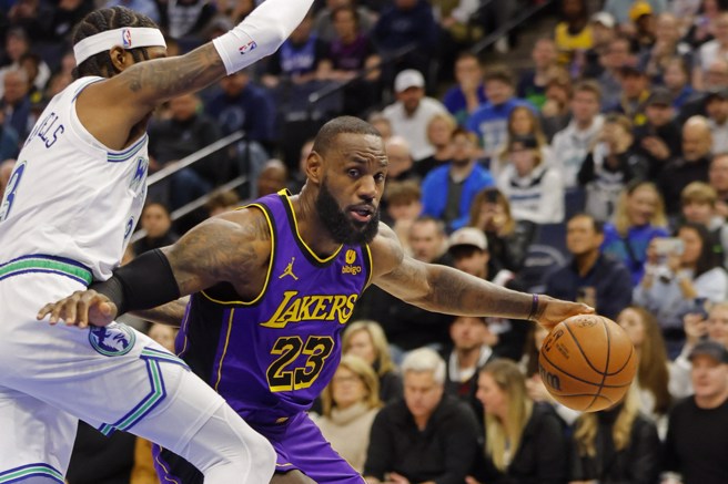 詹姆斯相當不滿自己的三分球被吹兩分球。(路透資料照)