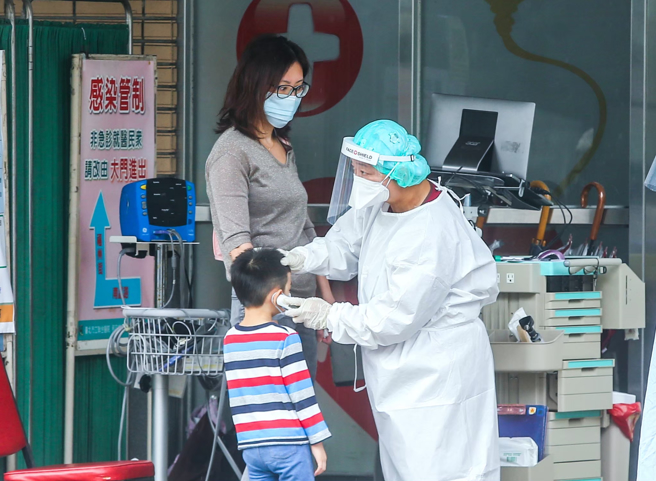 医师谢宗学表示，病毒会在乾冷的环境肆虐，儿童生病人数会急速上升。（图／示意图，记者粘耿豪摄影）