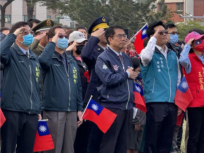 台南元旦升旗，市长黄伟哲（左三）率市府团队参加。（曹婷婷摄）