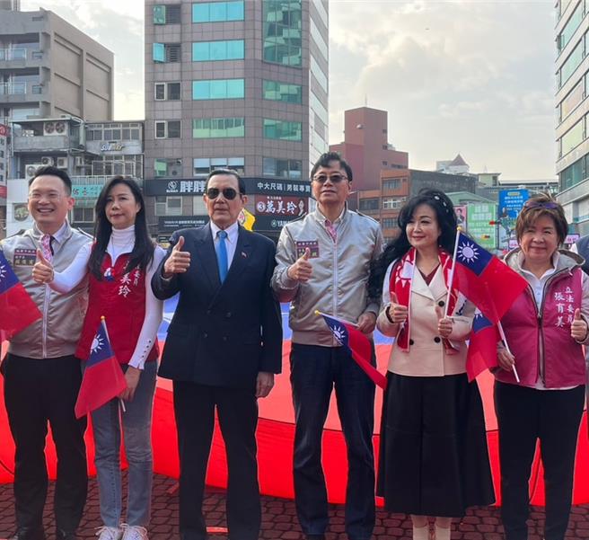 前总统马英九（左三）、桃园市长张善政（右三）在桃园市府前广场与市民朋友一起迎接元旦升旗。（陈梦茹摄）
