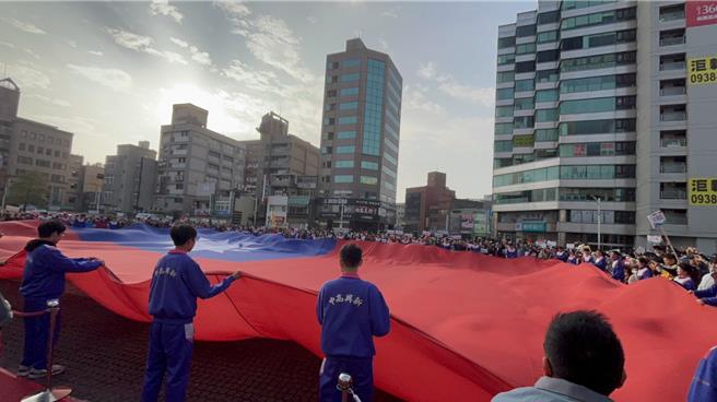 新兴高中60名学生一起展开巨幅国旗。（陈梦茹摄）