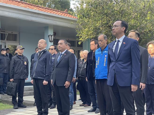 故蒋经国逝世36周年，朱立伦、侯友宜、韩国瑜等人赴头寮谒陵，全程不发一语。(吕筱蝉摄)