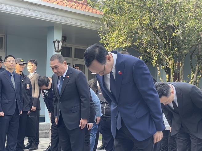 故蒋经国逝世36周年，朱立伦、侯友宜、韩国瑜等人赴头寮谒陵，全程不发一语。(吕筱蝉摄)