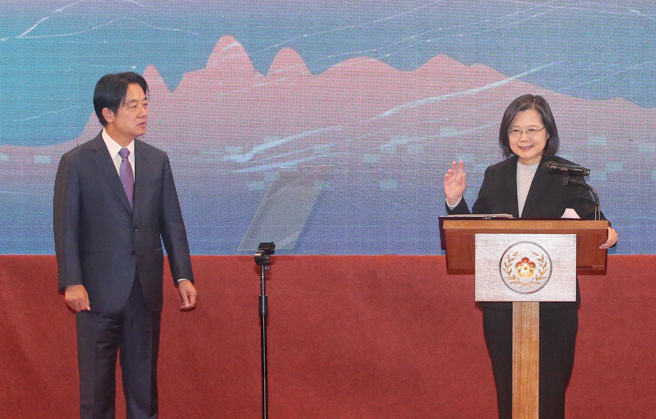 蔡英文總統（右）1日在副總統賴清德（左）陪同下在總統府發表「2024新年談話」，並回應媒體相關提問。（趙雙傑攝）