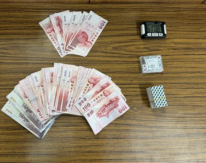 高雄冈山警方去年12月31日到梓官区查获一个天九牌赌场，起出一批赌具、现金等证物。（翻摄照片／林瑞益高雄传真）