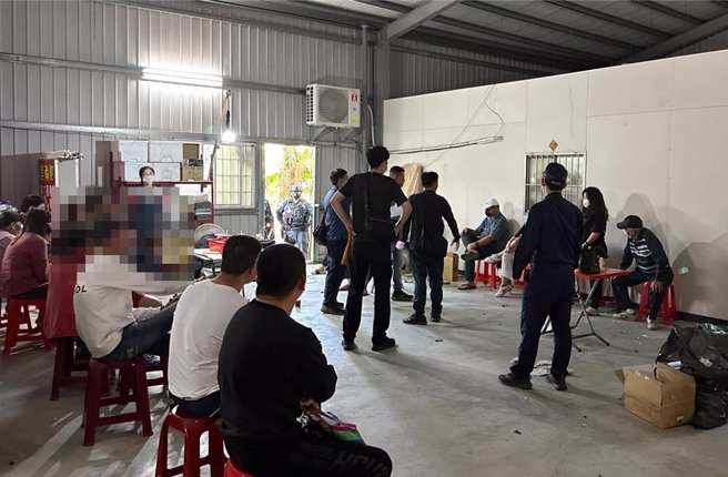 高雄冈山警方去年12月31日到梓官区查获一个天九牌赌场。（翻摄照片／林瑞益高雄传真）
