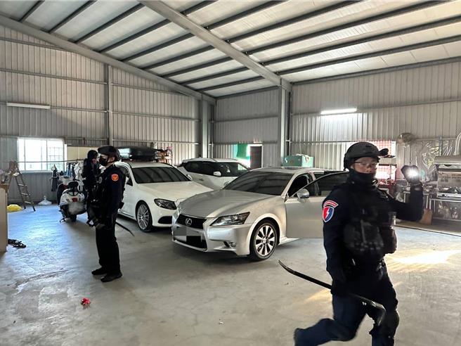 高雄冈山警方去年12月31日到梓官区查获一个天九牌赌场，此赌场以停车场做掩护，掩人耳目。（翻摄照片／林瑞益高雄传真）