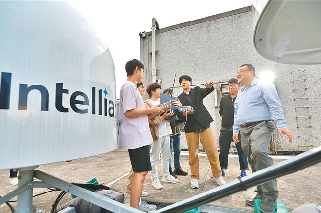 大专校院科技类、STEM类学系，女生分别仅占37％、25％。图为北科大的太空系统工程研究所设备。（杜宜谙摄）