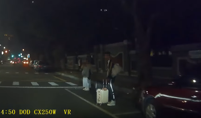 有网友要停车时，遇到一对男女站在停车格内，疑似在「人肉站车位」，让他看了超傻眼。（图／翻摄自脸书爆料公社公开版）