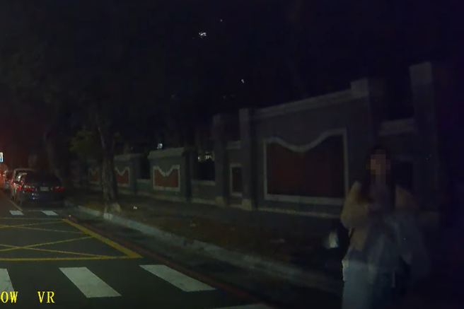 由于占车位男子回答方式有些不客气，于是一旁的女子也赶紧向前帮忙打圆场。（图／翻摄自脸书爆料公社公开版）